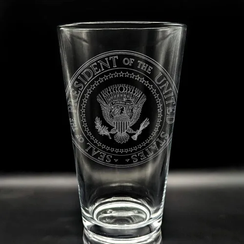 Miniatura 2 de LumEngrave POTUS SEAL - Vaso de cerveza grabado para beber Gran idea de regalo patriótico estadounidense para el presidente de los Estados Unidos