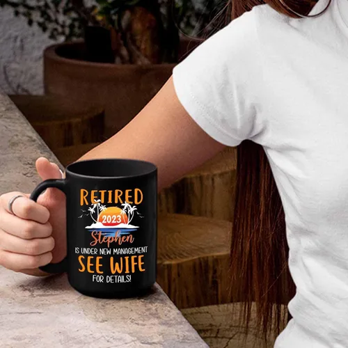 Miniatura 6 de Taza de café negra de jubilación personalizada, Jubilado está bajo nueva gestión, mira a la esposa para más detalles, taza de té de 11 15 onzas