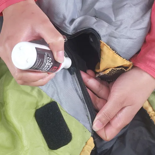 Miniatura 6 de GEAR AID Limpiador y lubricante para cremalleras para trajes de neopreno, tiendas de campaña y bolsas, 2 fl oz, paquete de 2