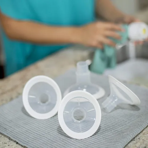 Miniatura 6 de Medela PersonalFit Flex - Protectores de pecho Paquete de 2 bridas pequeñas de extractor de leche de 0.945 in Fabricado sin BPA Formado