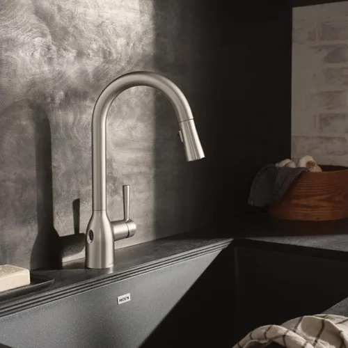 Miniatura 10 de Moen Adler Grifo de fregadero de cocina cromado de un solo mango con arco alto y fuerza de limpieza, llave de cocina moderna con rociador extraíble