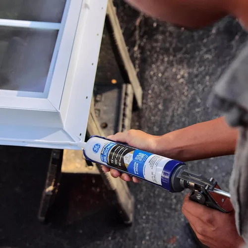 Miniatura 7 de GE Calafateo de silicona multiusos, transparente, cartucho de 10 onzas líquidas, paquete de 12 – Sellador de silicona 100% impermeable, adherencia