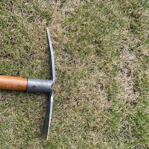 Miniatura 9 de Juego de 2 palillos de jardín de 19.6 pulgadas, juego de herramientas de azada de mano de 2 puntas, herramienta de jardín con mango de madera