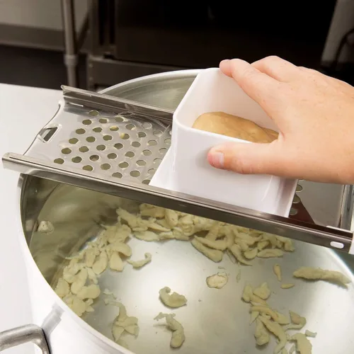 Miniatura 5 de Spaetzle Maker de acero inoxidable Spaetzle Fideos Dumpling Maker con empujador de seguridad