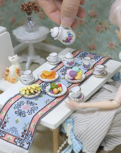 iLAND - Juego de 16 piezas de té miniatura de porcelana en miniatura con camino de mesa, accesorios de elfo, bonita decoración de casa de muñecas en