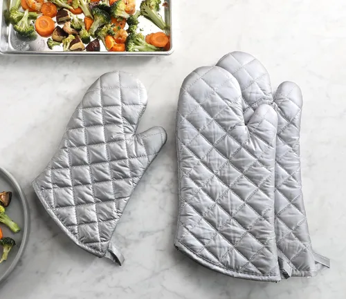 Miniatura 7 de New Star Foodservice Guantes de horno con defensa adicional, hasta 400F, tela entretejida plateada/silicona, 15 pulgadas, juego de 2
