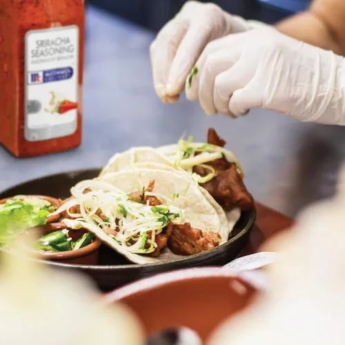 Miniatura 6 de McCormick Culinary Condimento Sriracha, 22 onzas, un recipiente de 22 onzas de condimentos Sriracha para cocinar, perfecto en salsas, untables