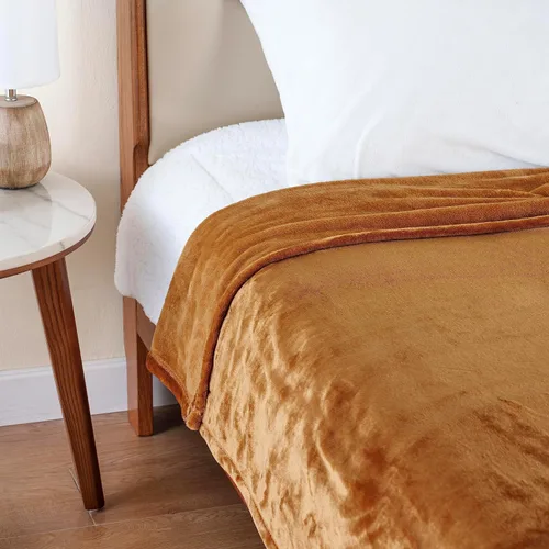 Miniatura 6 de Berkshire Blanket Cobija de terciopelo VelvetLoft® sólida para cama, cobija de cama tamaño King, cobija suave y ligera de felpa para cama y sofá