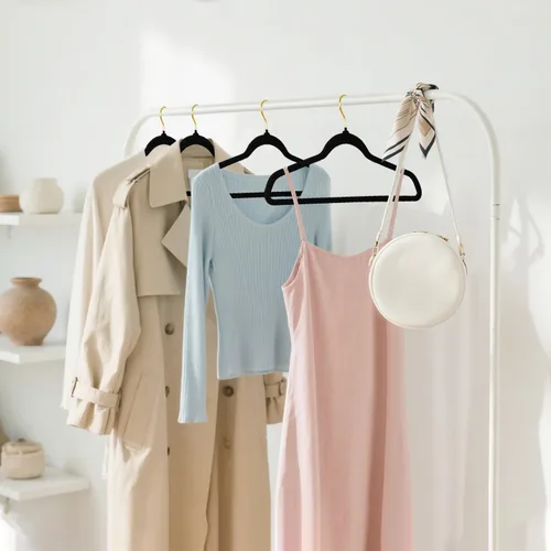 Miniatura 6 de ManGotree Perchas de terciopelo con gancho dorado giratorio de 360°, perchas de fieltro antideslizantes para trajes, colgador de ropa ultra delgado