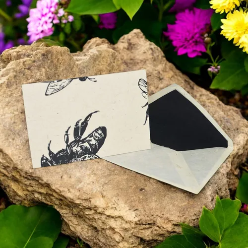 Miniatura 8 de Kathmandu Valley Co. Nepali Cherish - Juego de tarjetas de felicitación y sobre con papel Lokta hecho a mano de Nepal, 15 tarjetas (abejas)