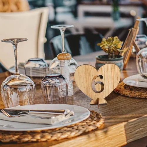 Miniatura 6 de Números de mesa de madera con forma de corazón del 1 al 20 con base de soporte, tarjetas de madera rústicas huecas para bodas, fiestas, decoración