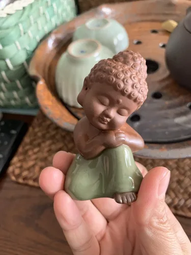 Miniatura 7 de Kingzhuo Pequeña estatua de Buda de cerámica, figura de rulai pacífica, creativas manualidades de bebé, adornos de muñecas, regalo, clásico