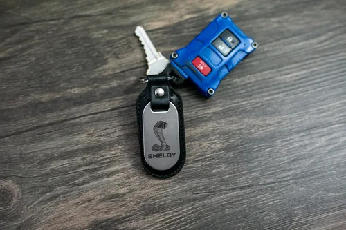 Miniatura 8 de Shelby Cobra Snake - Llavero FOB de acero inoxidable con licencia oficial Shelby®, hecho de acero inoxidable (llavero) y piel auténtica, fabricado