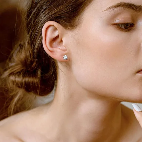 Miniatura 3 de ChicSilver Aretes pequeños con inicial para mujer, plata de ley 925 con circonita cúbica, hipoalergénicos (con caja de regalo)