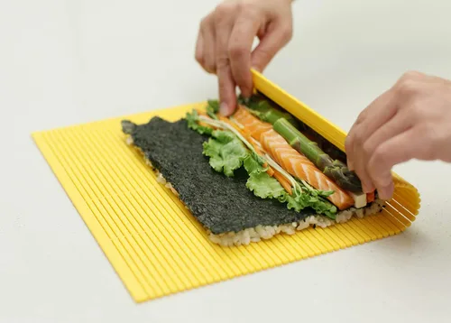 Alfombrilla de sushi antiadherente profesional de plástico para sushi, rodillo de sushi, rodillo de sushi Makisu, 10.5 x 9.8 pulgadas Amarillo