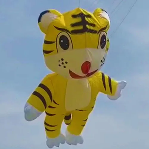 Suave inflable amarillo tigre, línea de lavandería para adultos, colgante encantador grande de la cometa del espectáculo