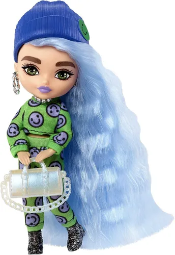 Barbie Extra Minis Doll #3 (14 cm) con traje de moda de 2 piezas con emojis, con soporte para muñeca y accesorios que incluyen gafas de sol y bolso,
