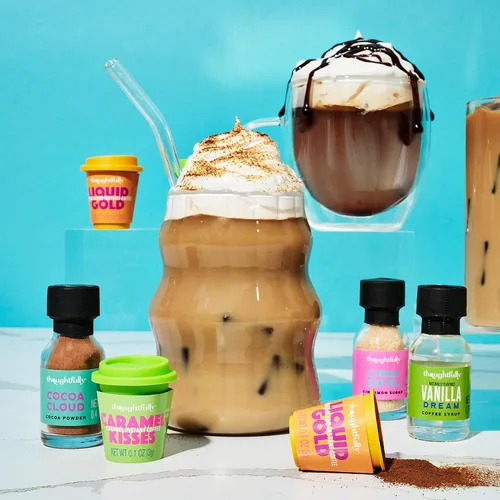Miniatura 3 de Thoughtfully, Juego de regalo de barra de café helado, incluye café instantáneo, jarabes saborizados, cacao en polvo y azúcar de canela, estación