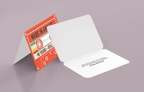 Miniatura 5 de Tarjeta de cumpleaños 90 – Diseño retro de cinta de casete – Hecho en analógico, todavía en sintonía – Regalos de 90 años para él o ella – Tarjeta
