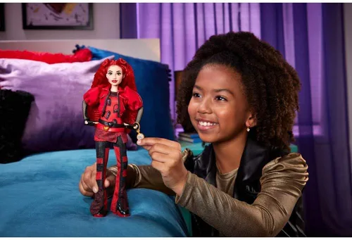 Miniatura 7 de Mattel Disney Descendants: La Rebelión de Red Muñeca de Moda y Accesorio – Rojo, Hija de la Reina de Corazones con Ropa Inspirada en la Película
