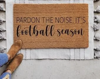 Pardon The Noise It's Football Season - Tapete de bienvenida personalizado, regalo de inauguración de la casa, regalo para fanáticos del fútbol, 24