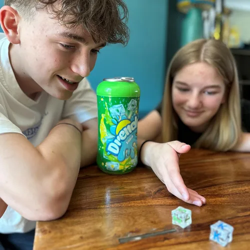 Miniatura 7 de MUKIKIM Drench Soda Game - Juego de azar interactivo para la familia y la fiesta. ¡Tira los dados, agita la lata y tira de la pestaña! ¡La última