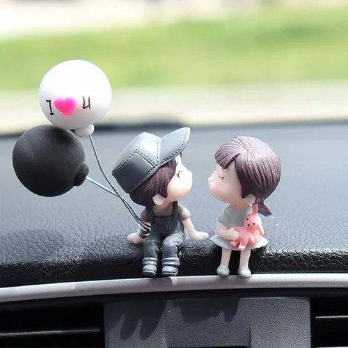 Lindo adorno de coche con diseño de pareja de caricaturas, decoración de tablero de automóvil, figuras de pareja besando, adornos de globos (B)