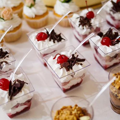 Miniatura 7 de EASERCY Paquete de 100 mini tazas de postre de 3 onzas con tapas y cucharas, tazas transparentes para postres con cucharas, tazas de parfait