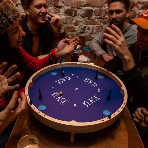 Miniatura 4 de KLASK: El Juego Magnético Premiado de Habilidad para Fiestas - para Niños y Adultos de Todas las Edades Que Es Mitad Fútbol, Mitad Hockey sobre Hielo