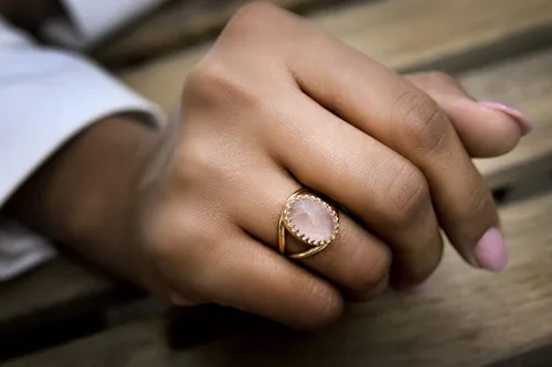 Miniatura 2 de Precioso anillo de cuarzo rosa con banda rellena de oro rosa de 14 quilates – Anillo apilable atemporal para cumpleaños, aniversarios y otras