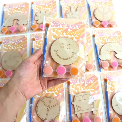 BOIKOKY Paquete de 12 recuerdos de fiesta preempaquetados, recortes retro de madera con imanes y kits de pintura para niños, decoraciones de