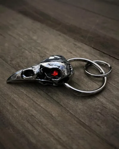 Miniatura 7 de Bravo Bells Llavero Raven Skull – Rhinestone rojo – Llavero de peltre gótico y motero – Fabricado en Estados Unidos con peltre sin plomo