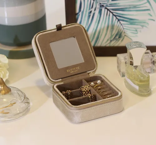 Miniatura 26 de BLUTETE Joyero de viaje organizador de terciopelo con anillos de espejo, aretes, collares, caja organizadora de almacenamiento (negro)