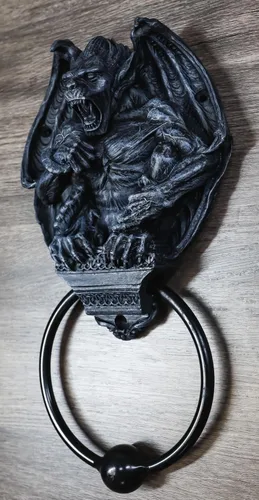 Miniatura 7 de Ebros Gift Aldaba de puerta con cabeza de gárgola de guardián gótico con anillo de metal, escultura de bola de golpeo, espíritu de Halloween, acento