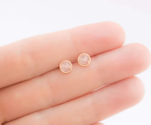 Miniatura 3 de Pequeños aretes de cuarzo rosa de 14 quilates rellenos de oro rosa círculo redondo hecho a mano
