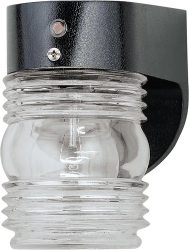 Westinghouse 6694900 - Accesorio de pared tradicional de una sola luz para exteriores con sensor de atardecer a amanecer, acabado negro sobre