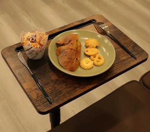 Miniatura 4 de YUHFERA Mesa auxiliar con bandeja para sofá - Giratoria 360°, altura ajustable, para espacios pequeños, mesa lateral para aperitivos para cama