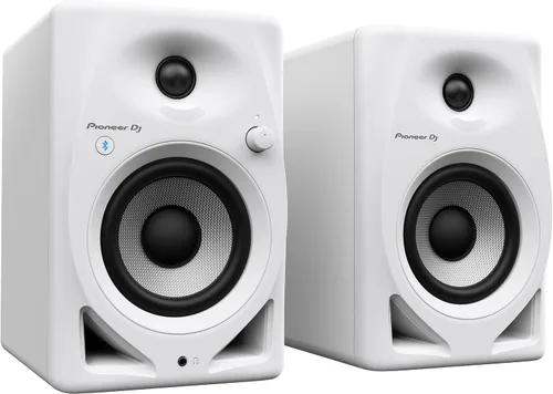 Los altavoces de la serie DM ofrecen un sonido de graves equilibrado y contundente y pueden generar potencia adicional gracias al nuevo amplificador
