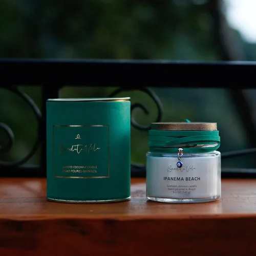 Bendita Vela Ipanema Beach perfumada | Vela de cera de coco para combustión limpia | peso neto 5 onzas | vertido a mano en Brasil