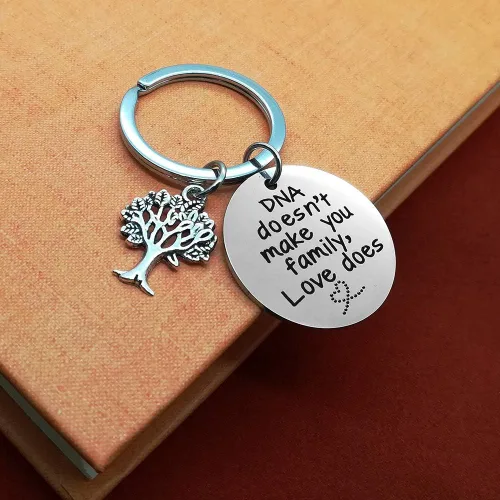 Miniatura 2 de Xiahuyu Llavero con texto en inglés "DNA Doesn't Make You Family Love don", regalo para madrastra, regalo para padrastro, regalos de adopción