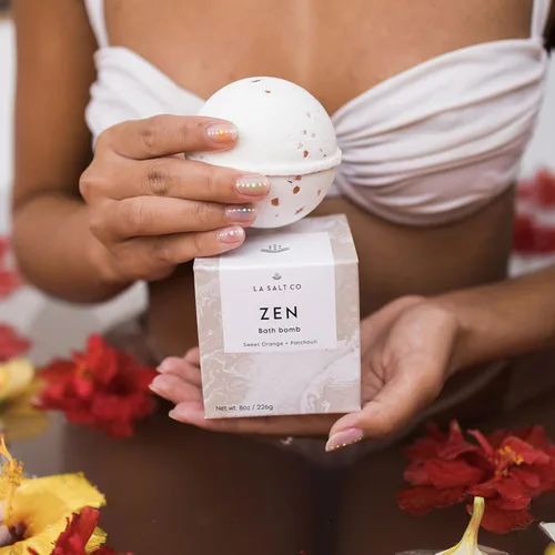 Miniatura 7 de LA SALT CO Bomba de baño Zen, hecha a mano con ingredientes naturales, sal del Himalaya rica en minerales, libre de crueldad, fabricada con aceites