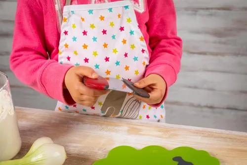Miniatura 5 de Kuhn Rikon Kinderkitchen - Cuchillo Mezzaluna para niños con protector de cuchilla, gato, 5.2 x 3.3 x 0.7 pulgadas, rojo, herramientas de corte