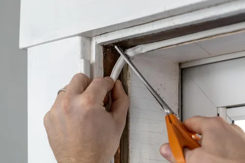 Miniatura 8 de Duck Brand Max Strength Sello de Burletes de Silicona para Puertas y Ventanas, Autoadhesivo, Se Adapta a Espacios Medianos de 1/8-1/4 Pulgadas, .31