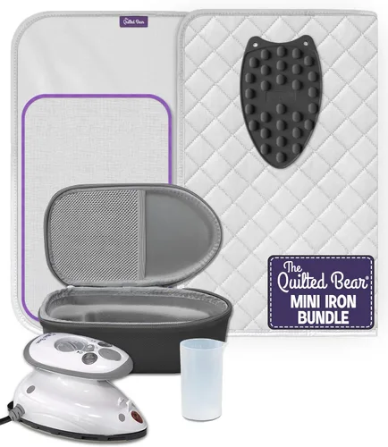 The Quilted Bear Mini Plancha, Soporte y Alfombrilla para Planchar - Mini Plancha de Vapor Ligera con Estuche de Viaje de Carcasa Rígida, Soporte y