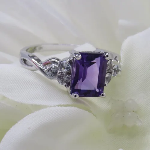 Miniatura 6 de Dazzlingrock Collection Anillo de compromiso de oro blanco de 18 quilates de 0.315 x 0.236in con zafiro blanco redondo para mujer