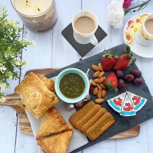Miniatura 4 de Paquete de 8 tablas de charcutería de pizarra negra de 12 x 7 pulgadas con borde natural para comedor, fiesta, tabla de quesos para pasteles