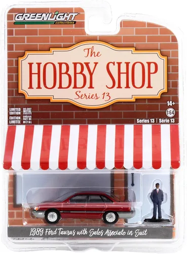 Toy Cars 1989 Tauro rojo con rayas negras y asociado en traje figura The Hobby Shop Series 13 1/64 modelo de coche fundido a presión por Greenlight