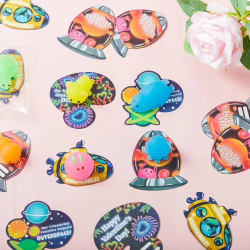 Miniatura 8 de JOYIN Paquete de 28 tarjetas de regalo para el día de San Valentín con mochis, juguetes esponjosos Mochi que brillan en la oscuridad, juguetes