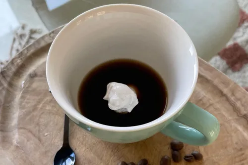 Miniatura 2 de Creature Cups - Taza de cerámica con diseño de perro (11 onzas, exterior verde agua) - Taza con animal 3D oculto en su interior - Taza de cachorro