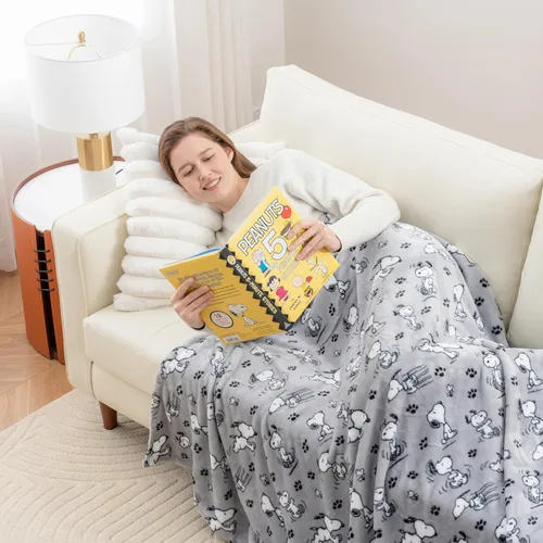 Miniatura 4 de Berkshire Blanket Peanuts® VelvetLoft® - Manta de felpa de Snoopy con bonitos personajes, poses y patas, color gris, manta de 55 x 70 pulgadas